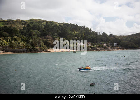 L'exploitation des sables bitumineux en descendant l'estuaire de ferry à Salcombe ville sur une journée calme avec à peine une ondulation sur l'eau, à Salcombe Devon Banque D'Images