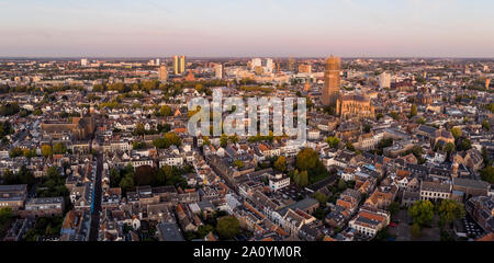 Vue panoramique aérienne de la Dutch médiévale centre-ville d'Utrecht avec cathédrale dominant la ville à lever tôt le matin Banque D'Images
