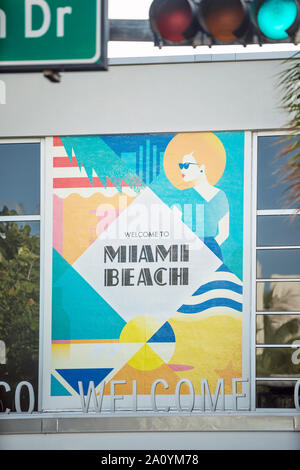 Panneau DE BIENVENUE DU BUREAU DES VISITEURS DE MIAMI BEACH (©MAIMI BEACH VISITEURS & CONVENTION BUREAU) 2018 OCEAN DRIVE MIAMI BEACH FLORIDA USA Banque D'Images