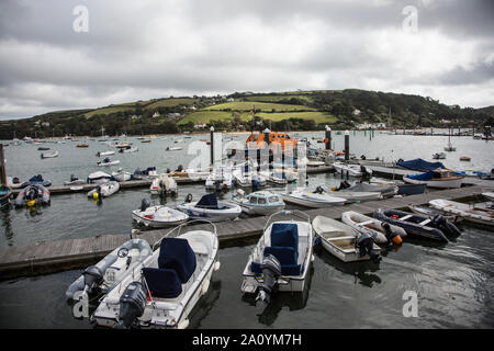 Harbour à Salcombe estuaire, bateau de la RNLI et petits bateaux autour avec des collines à l'arrière sur un jour nuageux à Salcombe, Devon. Banque D'Images