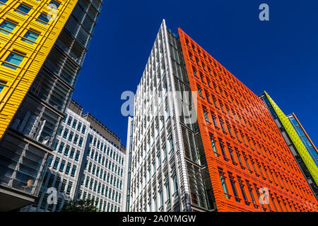 Façade de bâtiment coloré Central Saint Giles conçu par l'architecte italien Renzo Piano, Soho, Londres, UK Banque D'Images