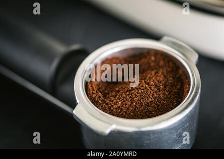 Café noir en portafilter pour machine à café espresso Banque D'Images