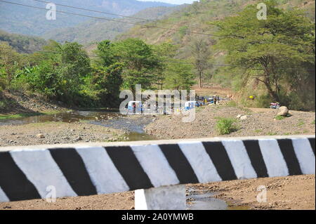 Tuk tuk lavé dans les échalodes d'un lit de rivière Banque D'Images