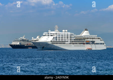 SORRENTO, ITALIE - AOÛT 2019 : navire de croisière de luxe avec ruban et l'ombre derrière elle, l'Azamara poursuite à l'ancre au large de Sorrente. Banque D'Images