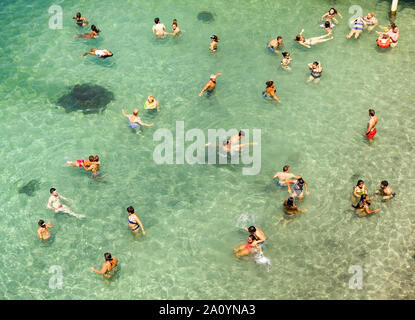 SORRENTO, ITALIE - AOÛT 2019 : Vue aérienne de personnes dans la mer dans une zone de baignade au-dessous des falaises à Sorrento Banque D'Images