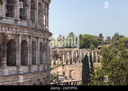 Colisée détail et restes du Temple de Vénus et de Rome comme vu de la Via Nicola Salvi, Rome, Italie Banque D'Images