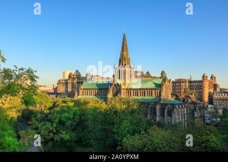 Tôt le matin, le soleil tombe sur le 12ème siècle la cathédrale de Glasgow. Banque D'Images