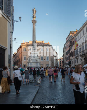 Les touristes autour de la colonne de l'Immaculée Conception- d'Espagne. Piazza di Spagna, Rome, Italie Banque D'Images