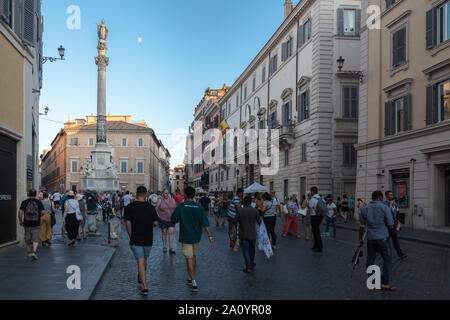 Les touristes autour de la colonne de l'Immaculée Conception- d'Espagne. Piazza di Spagna, Rome, Italie Banque D'Images