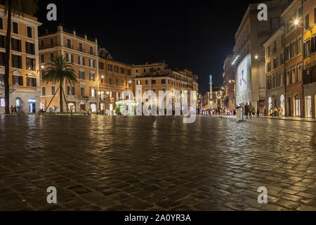 Les touristes en soirée autour de la place d'Espagne et de la colonne de l'Immaculée Conception. Piazza di Spagna, Rome, Italie Banque D'Images