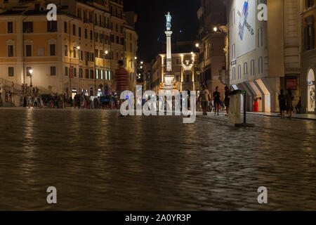 Les touristes en soirée autour de la place d'Espagne et de la colonne de l'Immaculée Conception. Piazza di Spagna, Rome, Italie Banque D'Images