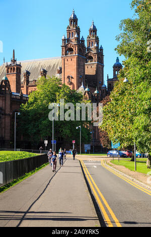 Vue vers l'arrière de la galerie d'Art Kelvingrove et musée de Glasgow. Banque D'Images