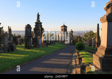 Les monuments à l'intérieur de la Nécropole de Glasgow situé à côté de la cathédrale de Glasgow. Banque D'Images