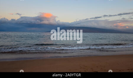 Coucher de soleil sur de Wailea, Maui Molokini Banque D'Images