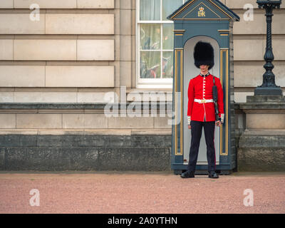 Soldat anglais patrouiller à Buckingham Palace Banque D'Images