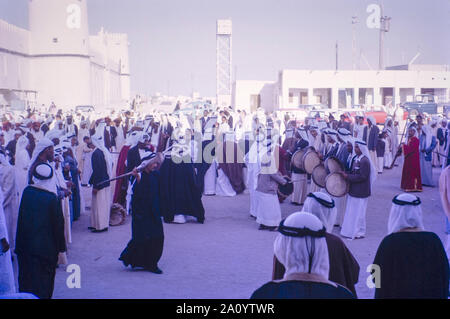 Les hommes arabes célébrant la fin du ramadan à Bahreïn en 1962. Le Ramadan est le neuvième mois du calendrier Islamique, observé par les musulmans du monde entier comme un mois de jeûne, de prière et de réflexion. Banque D'Images