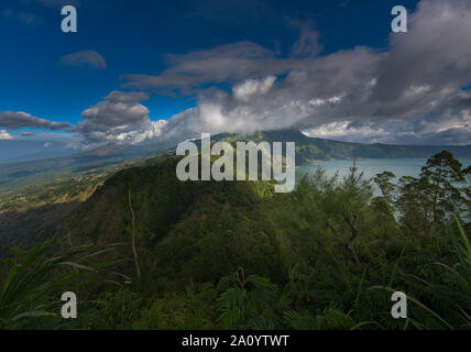 Vue sur le mont Abang épais couvert de nuages volcaniques Bali Indonésie Banque D'Images