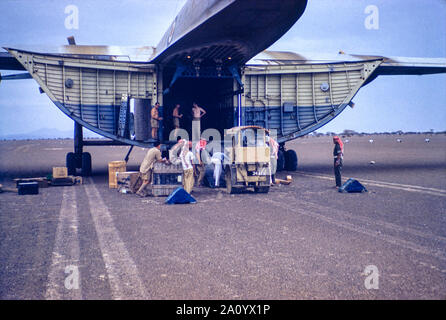 Ne pas être sur le fret chargé à partir d'un Beverley les avions lourds de transport utilisés par la Royal Air Force RAF au commandement du Transport Aérien Sharjah dans les ÉMIRATS ARABES UNIS. Banque D'Images