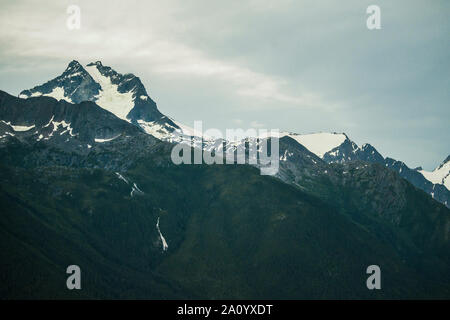 Cette image d'une montagne enneigée a été prise dans l'Alaska pendant une randonnée près d'un lac quand nous sommes sortis sur un look out et trouvé une vue incroyable. Banque D'Images