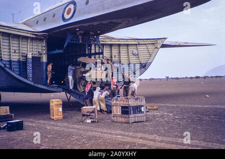 Ne pas être sur le fret chargé à partir d'un Beverley les avions lourds de transport utilisés par la Royal Air Force RAF au commandement du Transport Aérien Sharjah dans les Émirats arabes unis en 1962. Banque D'Images