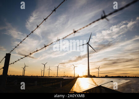 Du fil de fer barbelé, Éoliennes et panneaux solaires sur un champ en Allemagne Banque D'Images