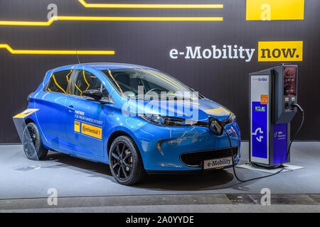 Francfort, Allemagne - Sept 2019 : voiture électrique Renault ZOE bleu, IAA International Motor Show Salon International de l'auto. Banque D'Images