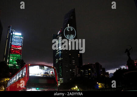 Vue sur le symbole de Batman projetée sur la Reforma, Tour fans a célébré le 80e anniversaire de leur héros de bande dessinée dans le monde entier, la ville de Mexico, le 21 septembre 2019. Francisco Morales/DAMMPHOTO Banque D'Images