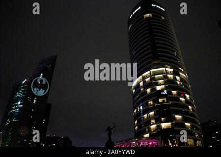 Vue sur le symbole de Batman projetée sur la Reforma, Tour fans a célébré le 80e anniversaire de leur héros de bande dessinée dans le monde entier, la ville de Mexico, le 21 septembre 2019. Francisco Morales/DAMMPHOTO Banque D'Images