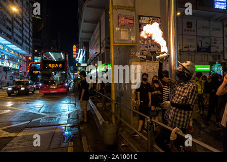 Hong Kong, Chine. 22 Sep, 2019. Un manifestant tire un lance-flammes improvisés dans la rue lors de la manifestation. Les manifestants se sont rassemblés en face de la station de Prince Edward, dénonçant les mesures prises par la police le 31 août et exigeant la libération des images de vidéosurveillance à partir de cette date. Les manifestants chahute et utilisé des stylos laser sur la police, mais ont rapidement été contraints de battre en retraite pendant une opération de dispersion. Malgré le retrait de la loi sur l'extradition, les manifestants ne sont pas satisfaits, exigent aujourd'hui les quatre autres 'demandes clés' de la part du gouvernement. Credit : SOPA/Alamy Images Limited Live News Banque D'Images