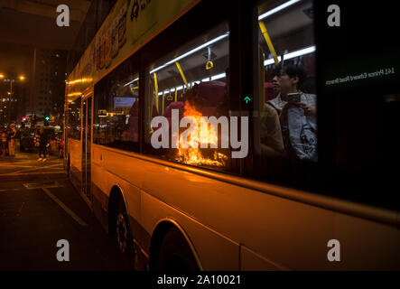 Hong Kong, Chine. 22 Sep, 2019. Les voyageurs voir le feu brûler rue tard dans la nuit pendant la démonstration. Les manifestants se sont rassemblés en face de la station de Prince Edward, dénonçant les mesures prises par la police le 31 août et exigeant la libération des images de vidéosurveillance à partir de cette date. Les manifestants chahute et utilisé des stylos laser sur la police, mais ont rapidement été contraints de battre en retraite pendant une opération de dispersion. Malgré le retrait de la loi sur l'extradition, les manifestants ne sont pas satisfaits, exigent aujourd'hui les quatre autres 'demandes clés' de la part du gouvernement. Credit : SOPA/Alamy Images Limited Live News Banque D'Images