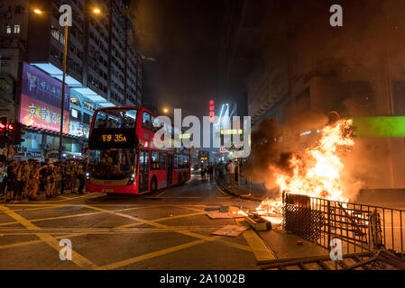 Dévie la circulation autour du grand feu de joie au milieu de la rue lors de la manifestation. Les manifestants se sont rassemblés en face de la station de Prince Edward, dénonçant les mesures prises par la police le 31 août et exigeant la libération des images de vidéosurveillance à partir de cette date. Les manifestants chahute et utilisé des stylos laser sur la police, mais ont rapidement été contraints de battre en retraite pendant une opération de dispersion. Malgré le retrait de la loi sur l'extradition, les manifestants ne sont pas satisfaits, exigent aujourd'hui les quatre autres 'demandes clés' de la part du gouvernement. Banque D'Images