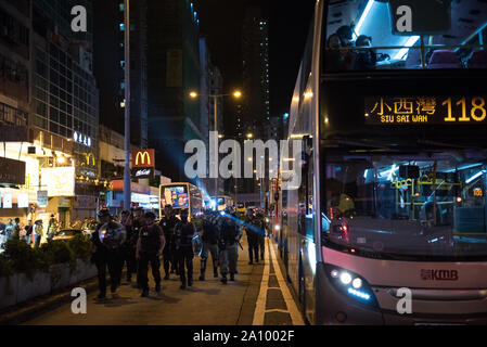 Hong Kong, Chine. 22 Sep, 2019. La police anti-émeute semblent marcher à travers le trafic congestionné pendant la démonstration. Les manifestants se sont rassemblés en face de la station de Prince Edward, dénonçant les mesures prises par la police le 31 août et exigeant la libération des images de vidéosurveillance à partir de cette date. Les manifestants chahute et utilisé des stylos laser sur la police, mais ont rapidement été contraints de battre en retraite pendant une opération de dispersion. Malgré le retrait de la loi sur l'extradition, les manifestants ne sont pas satisfaits, exigent aujourd'hui les quatre autres 'demandes clés' de la part du gouvernement. Credit : SOPA/Alamy Images Limited Live News Banque D'Images