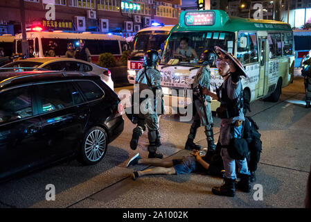 Hong Kong, Chine. 22 Sep, 2019. Arrêter et de police un manifestant pris pendant la démonstration.Les manifestants se sont rassemblés en face de la station de Prince Edward, dénonçant les mesures prises par la police le 31 août et exigeant la libération des images de vidéosurveillance à partir de cette date. Les manifestants chahute et utilisé des stylos laser sur la police, mais ont rapidement été contraints de battre en retraite pendant une opération de dispersion. Malgré le retrait de la loi sur l'extradition, les manifestants ne sont pas satisfaits, exigent aujourd'hui les quatre autres 'demandes clés' de la part du gouvernement. Credit : SOPA/Alamy Images Limited Live News Banque D'Images