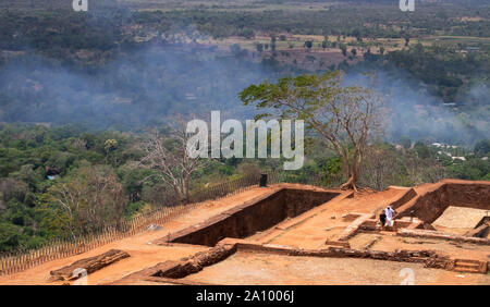 Sigiriya / Sri Lanka- 08-2019 AOÛT : Vew du haut de la forteresse du Rocher de Sigiriya, Sri Lanka. Sigiriya est un UNESCO World Heritage site. Situé dans le Banque D'Images