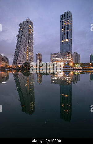 Colombo, Sri Lanka - le 10 août 2019 : le lac Beira et toits de la ville de Colombo. Beira Lake est un lac dans le centre de la ville de Colombo au Sri Lanka. Banque D'Images