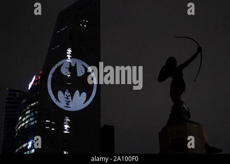 Vue sur le symbole de Batman projetée sur la Reforma, Tour fans a célébré le 80e anniversaire de leur héros de bande dessinée dans le monde entier, la ville de Mexico, le 21 septembre 2019. Francisco Morales/DAMMPHOTO Banque D'Images