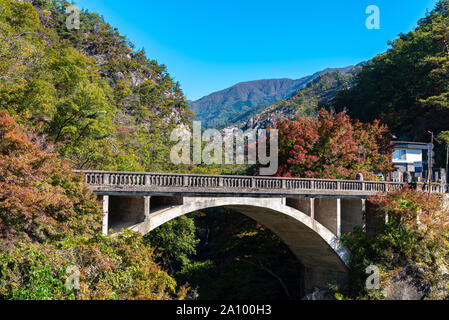 Pont Nagatoro, un vieux pont en entrée de Shosenkyo Tenjinmori. Feuillage d'automne en vue de paysages ensoleillés. De beaux paysages Banque D'Images