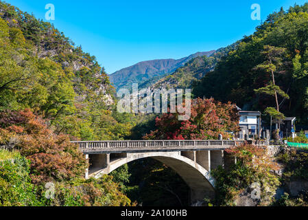 Pont Nagatoro, un vieux pont en entrée de Shosenkyo Tenjinmori. Feuillage d'automne en vue de paysages ensoleillés. De beaux paysages Banque D'Images