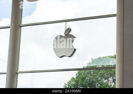 Aventura, Florida, USA - 20 septembre 2019 : Apple store logo dans l'Aventura Mall. C'est la plus grande société cotée conçoit et vend des co Banque D'Images