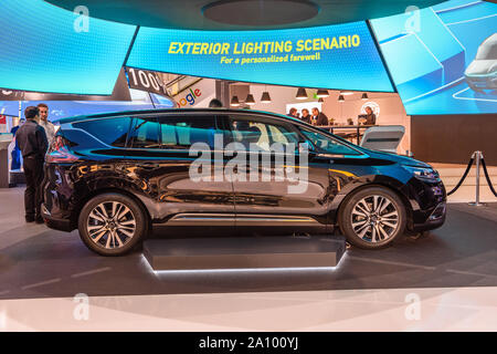 Francfort, Allemagne - Sept 2019 : noir RENAULT ESPACE V HELLA FAURECIA voiture électrique mini-van, IAA International Motor Show Salon International de l'auto. Banque D'Images