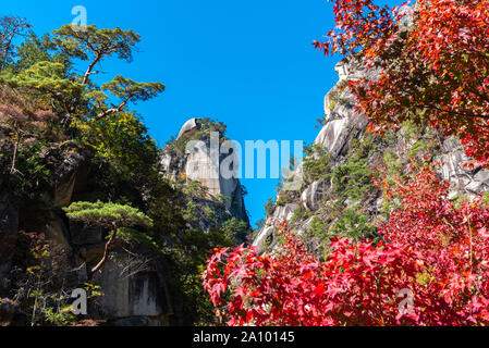 Kakuenbou Rock, une augmentation massive de rocky mountain. Symbole de Mitake Shosenkyo Gorge. Une des attractions touristiques populaires. Feuillage d'automne en vue de paysages ensoleillés. Banque D'Images