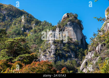 Kakuenbou Rock, une augmentation massive de rocky mountain. Symbole de Mitake Shosenkyo Gorge. Une des attractions touristiques populaires. Feuillage d'automne en vue de paysages ensoleillés. Banque D'Images