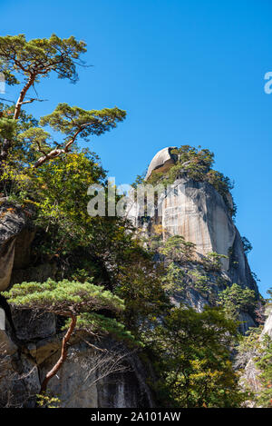 Kakuenbou Rock, une augmentation massive de rocky mountain. Symbole de Mitake Shosenkyo Gorge. Une des attractions touristiques populaires. Feuillage d'automne en vue de paysages ensoleillés. Banque D'Images