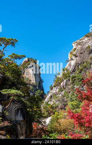 Kakuenbou Rock, une augmentation massive de rocky mountain. Symbole de Mitake Shosenkyo Gorge. Une des attractions touristiques populaires. Feuillage d'automne en vue de paysages ensoleillés. Banque D'Images