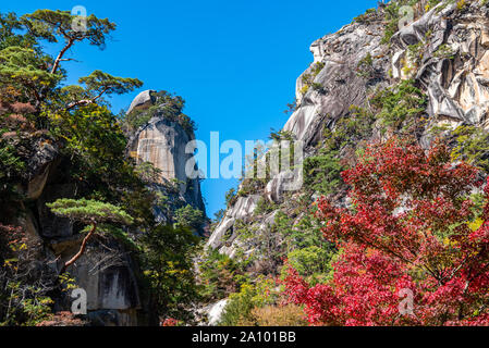 Kakuenbou Rock, une augmentation massive de rocky mountain. Symbole de Mitake Shosenkyo Gorge. Une des attractions touristiques populaires. Feuillage d'automne en vue de paysages ensoleillés. Banque D'Images