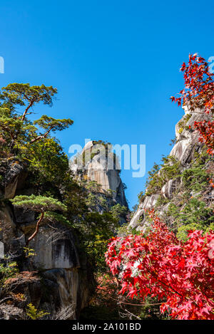 Kakuenbou Rock, une augmentation massive de rocky mountain. Symbole de Mitake Shosenkyo Gorge. Une des attractions touristiques populaires. Feuillage d'automne en vue de paysages ensoleillés. Banque D'Images