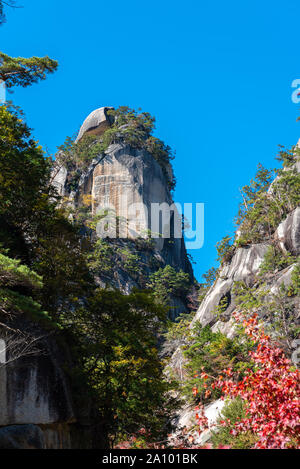 Kakuenbou Rock, une augmentation massive de rocky mountain. Symbole de Mitake Shosenkyo Gorge. Une des attractions touristiques populaires. Feuillage d'automne en vue de paysages ensoleillés. Banque D'Images