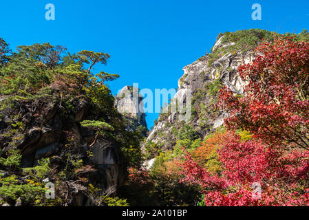 Kakuenbou Rock, une augmentation massive de rocky mountain. Symbole de Mitake Shosenkyo Gorge. Une des attractions touristiques populaires. Feuillage d'automne en vue de paysages ensoleillés. Banque D'Images