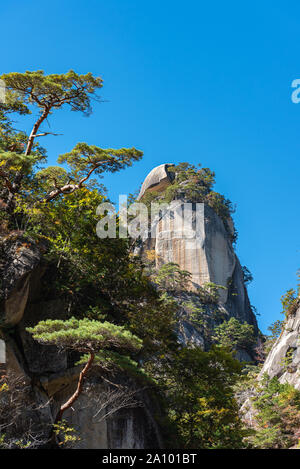 Kakuenbou Rock, une augmentation massive de rocky mountain. Symbole de Mitake Shosenkyo Gorge. Une des attractions touristiques populaires. Feuillage d'automne en vue de paysages ensoleillés. Banque D'Images