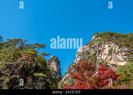 Kakuenbou Rock, une augmentation massive de rocky mountain. Symbole de Mitake Shosenkyo Gorge. Une des attractions touristiques populaires. Feuillage d'automne en vue de paysages ensoleillés. Banque D'Images